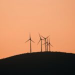 Een moderne industrie met zonnepanelen en energieoplossingen voor duurzaamheid.