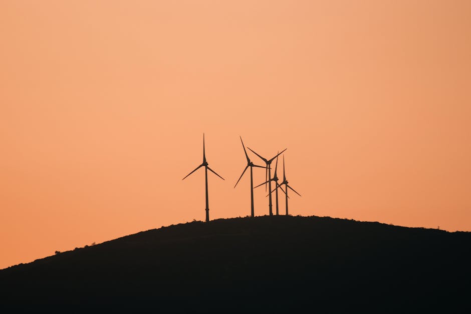 Een moderne industrie met zonnepanelen en energieoplossingen voor duurzaamheid.