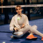 Een speelster in dames padel leggings, klaar voor een wedstrijd, met een focus op comfort en stijl.