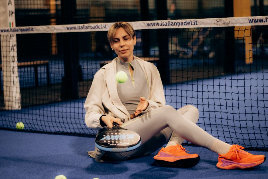 Een speelster in dames padel leggings, klaar voor een wedstrijd, met een focus op comfort en stijl.