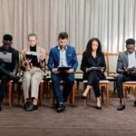 Een team dat samenwerkt aan een wervingsstrategie voor groei in de organisatie.