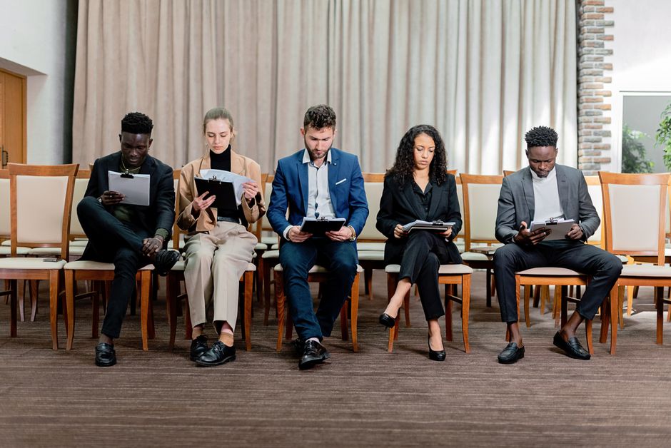 Een team dat samenwerkt aan een wervingsstrategie voor groei in de organisatie.